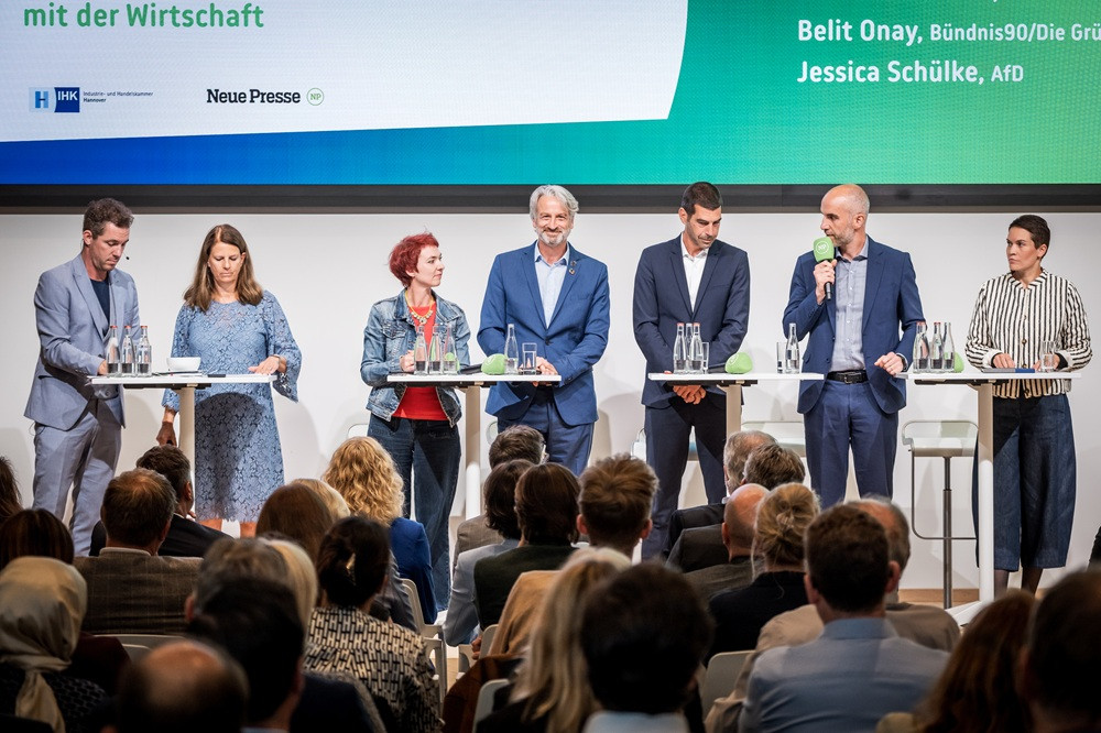 Podiumsdiskussion mit mehreren Kandidaten vor Publikum, aufmacher-kandidiaten-diskussion-web