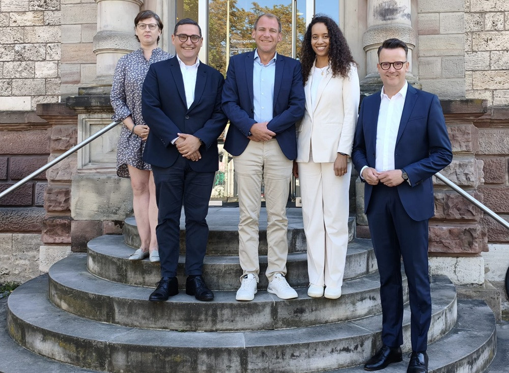 Gruppenfoto der Göttinger OB-Diskussionsteilnehmer auf einer Treppe vor einem historischen Gebäude