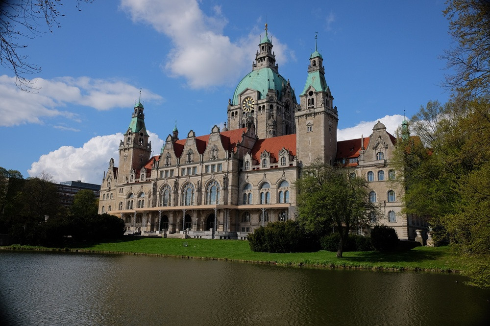 Neues Rathaus in Hannover mit Teich und blauer Himmel