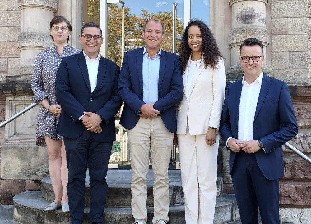 Gruppenfoto von Teilnehmern der Göttingen OB-Diskussion auf einer Treppe vor einem Gebäude