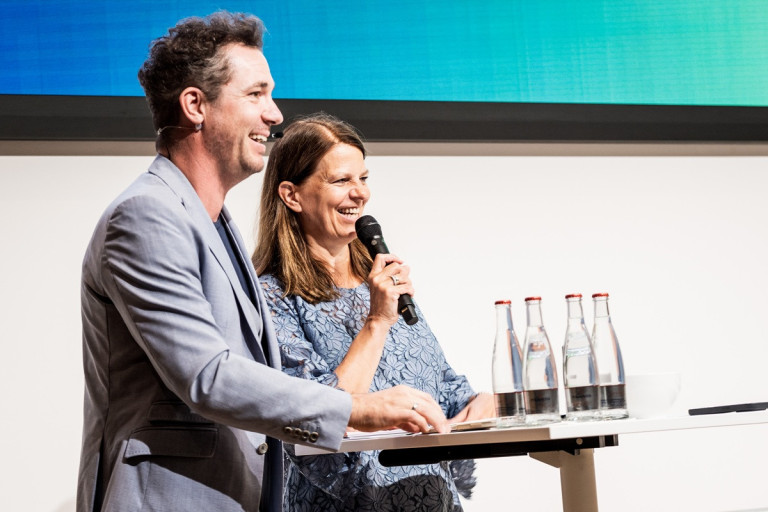 IHK OB Kandidaten bei einer Podiumsdiskussion, zwei Personen am Rednerpult mit Mikrofon