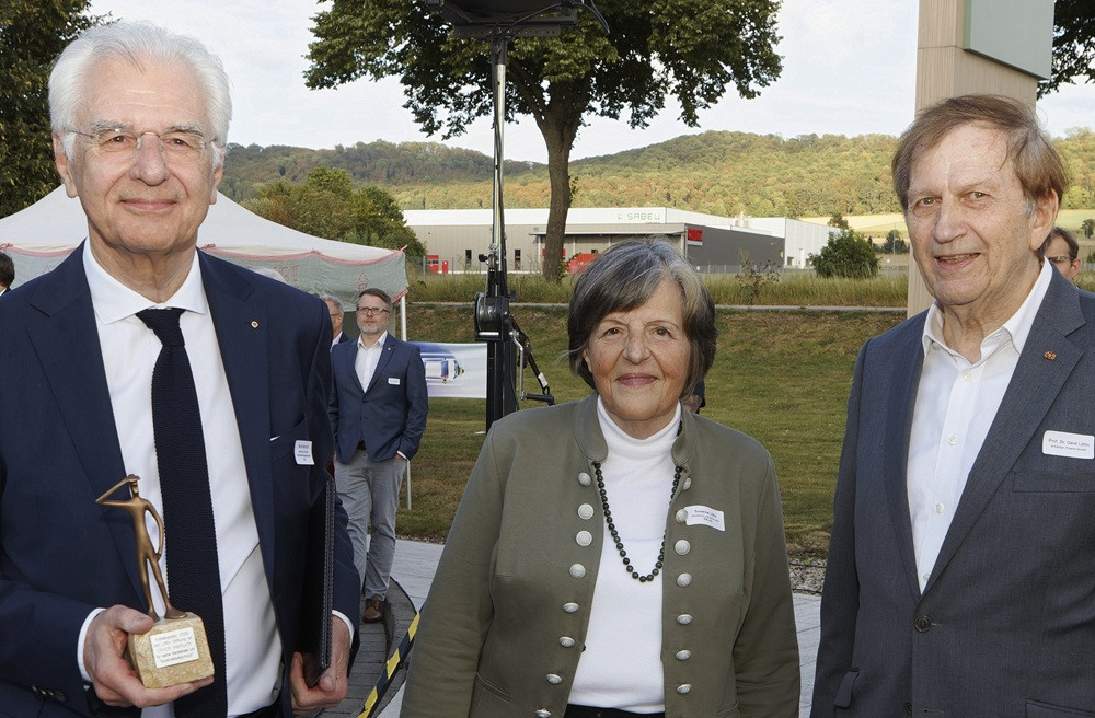 Herfurth, Ulrich und Litfin bei einer Veranstaltung im Freien vor Industriegebe4uden