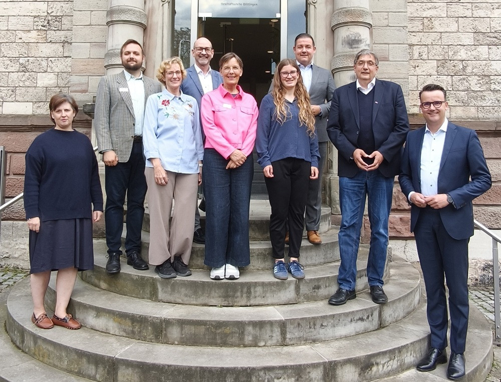 Gruppenfoto einer Diskussionsrunde auf der Treppe in Göttingen vor einem historischen Gebäude