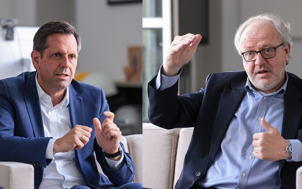 Zwei Me4nner im Anzug im Gespre4ch, Komposit-Bild ffcr Web