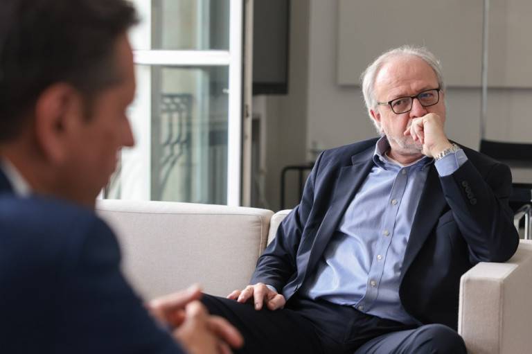 Interview Runde 2 – Zwei Männer im Gespräch auf einem Sofa