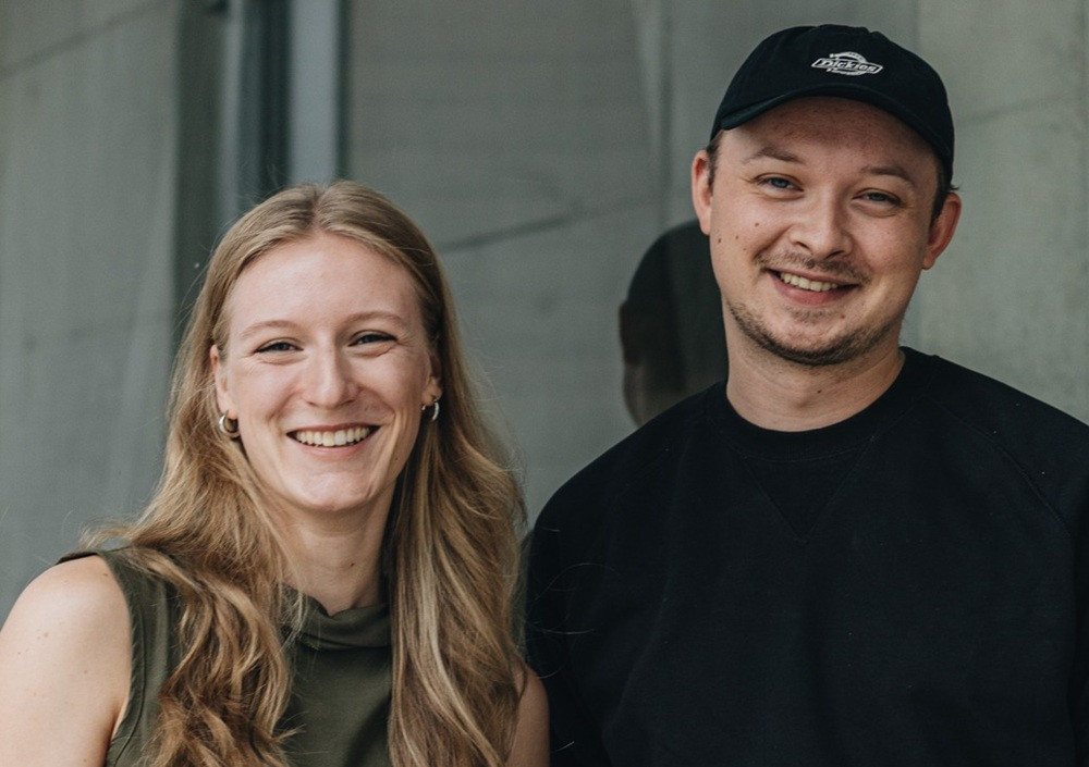 Mara Dahmke und Hannes von Pleteit im Hafven, lachend nebeneinander