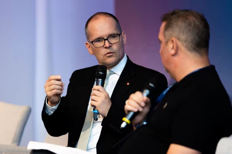 Diskussion mit Tonne auf dem Horizons-Event – zwei Männer im Gespräch mit Mikrofonen