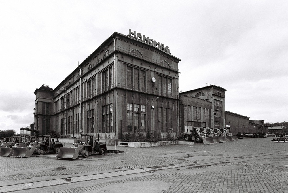 Historisches Hanomag Fabrikgebäude mit Baumaschinen auf dem Gelände