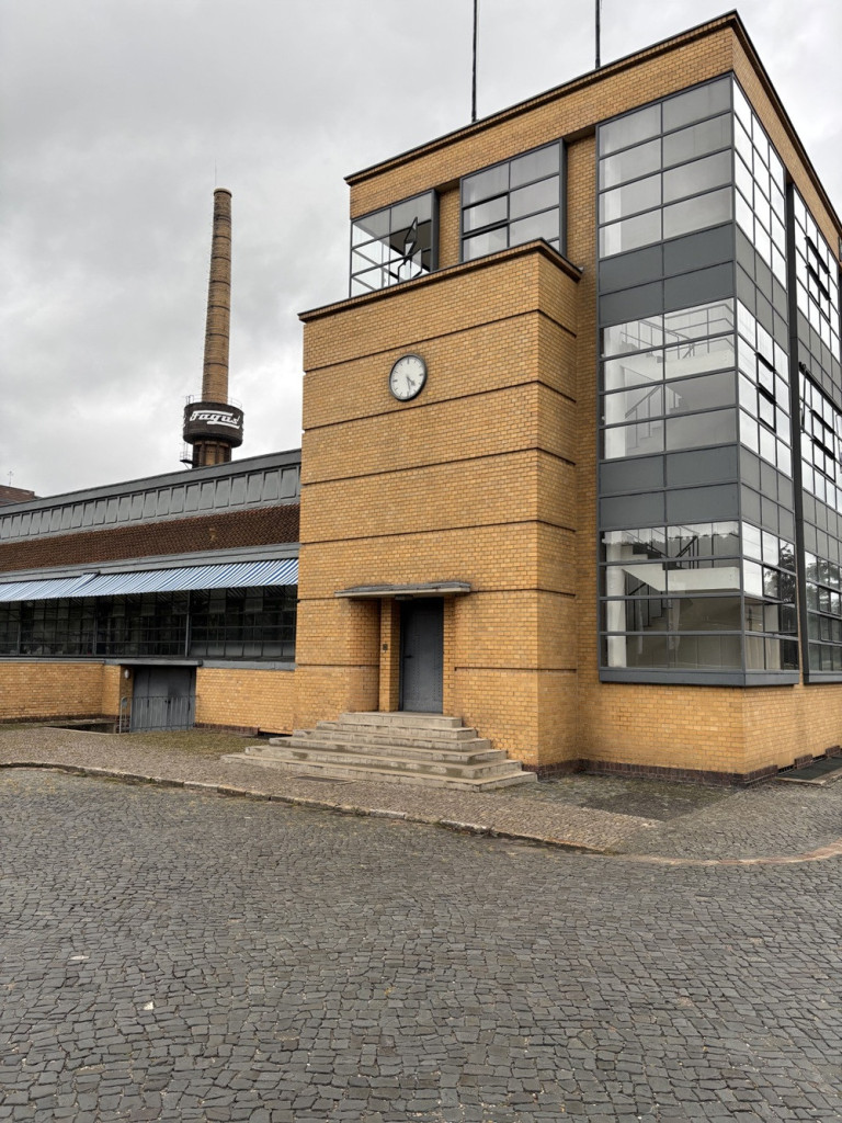 Außenansicht der Fagus Fabrik in Alfeld, modernes Industriegebäude mit Uhr und Schornstein