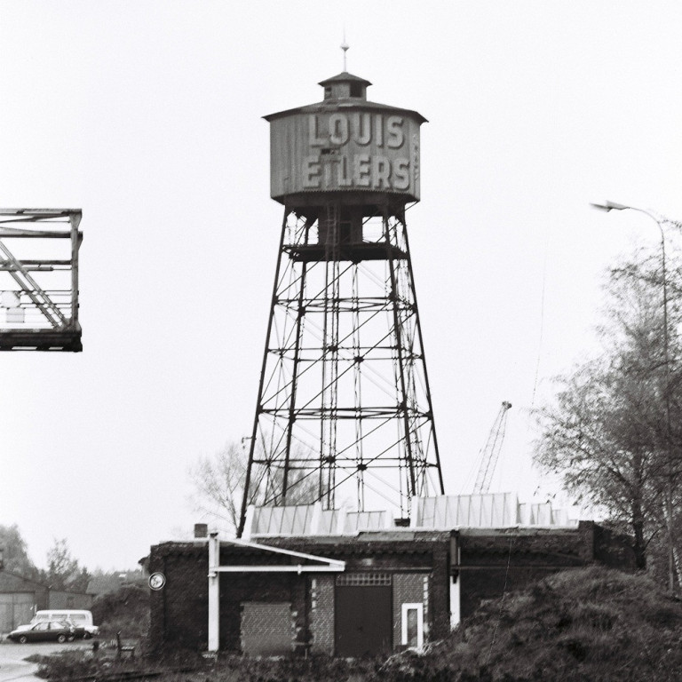 Historischer Wasserturm mit der Aufschrift Louis Eilers in schwarz-weiß