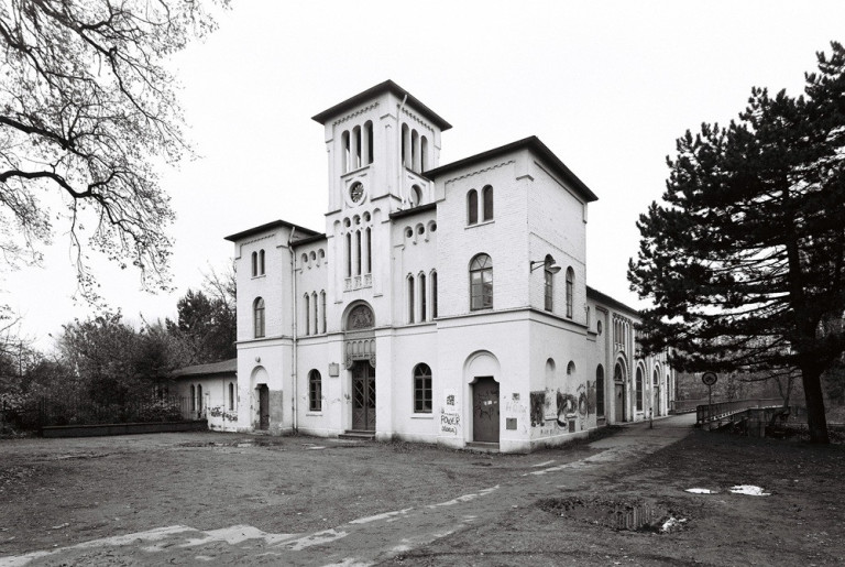 Leinewasserkunst Haus in Hannover, historische Architektur in Schwarzweiß