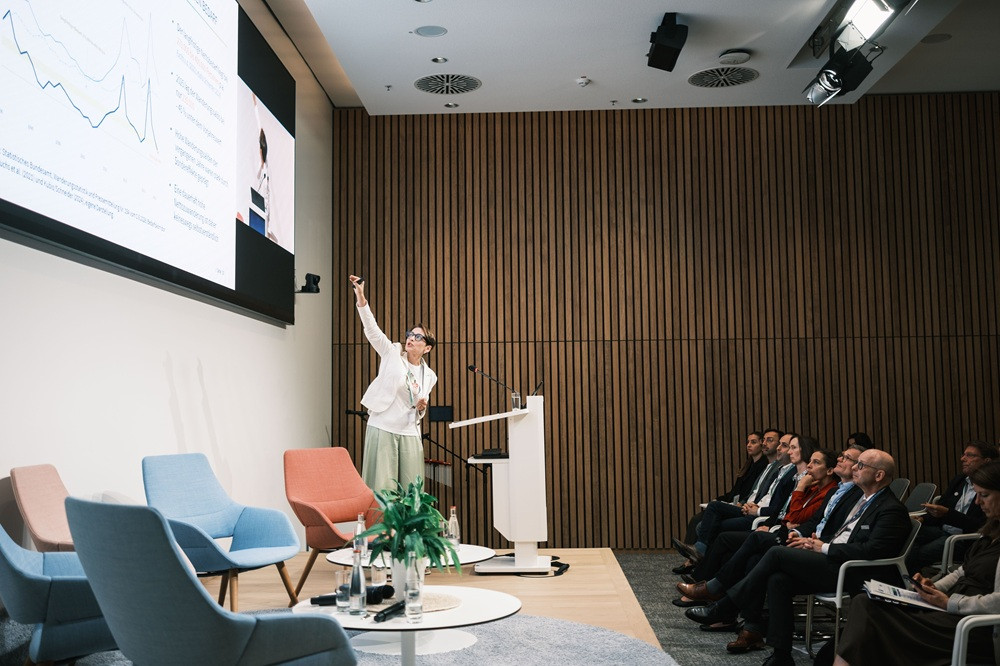 Vortrag beim 2. Internationalen Fachkräftekongress SKL mit Referentin und Publikum im modernen Konferenzraum