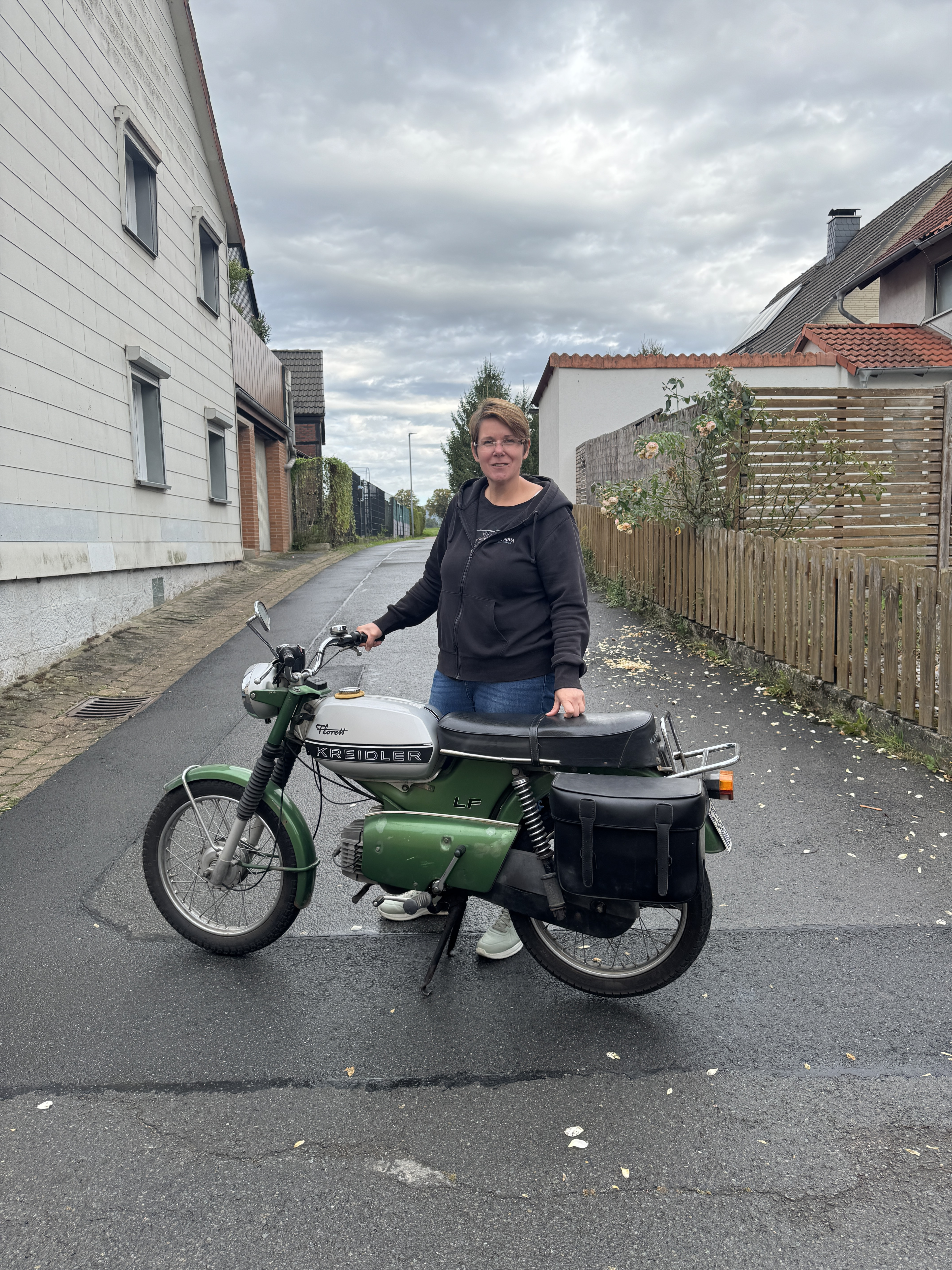 Frau mit Kreidler Florett Moped auf einer Wohnstrae