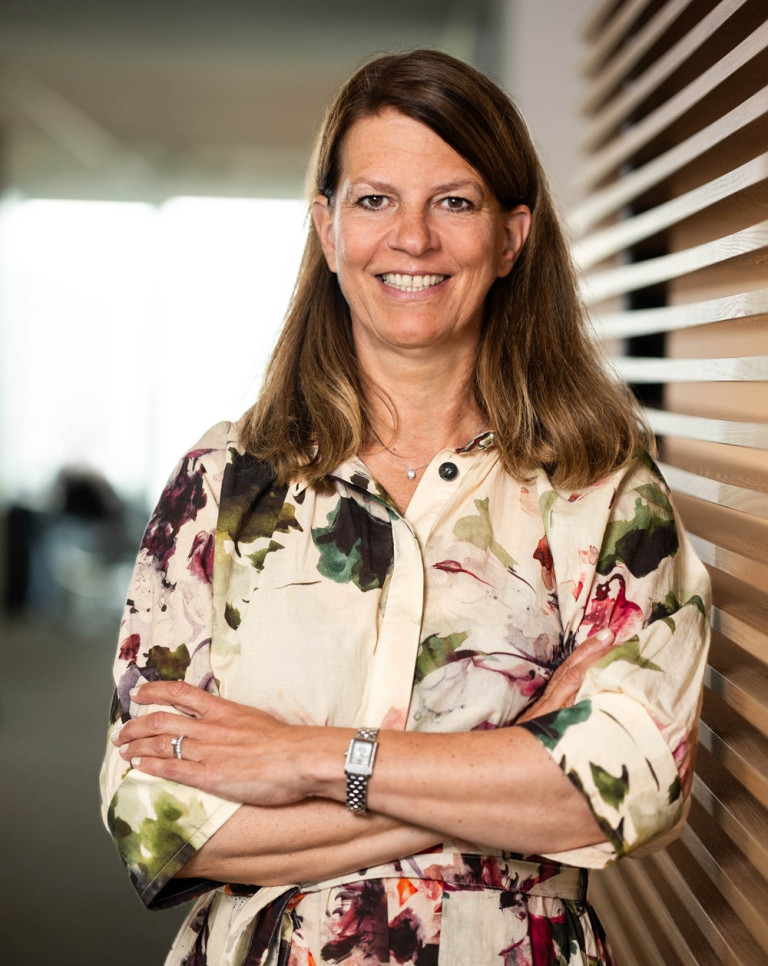 Maike Bielfeldt im Hochformat, Porträtfoto für Webauftritt