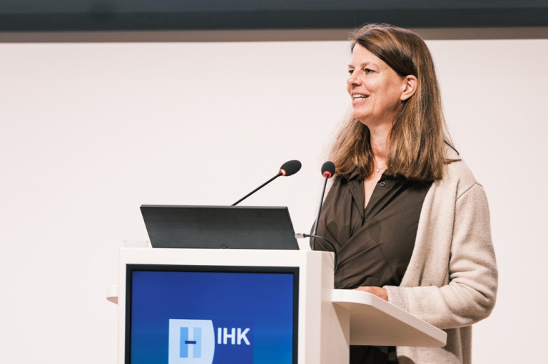 IHK Fachkräfte-Veranstaltung 2026: Rednerin am Podium am 08.09.2026 Rednerin auf der IHK Fachkräfte-Veranstaltung am 08.09.2026 am Rednerpult