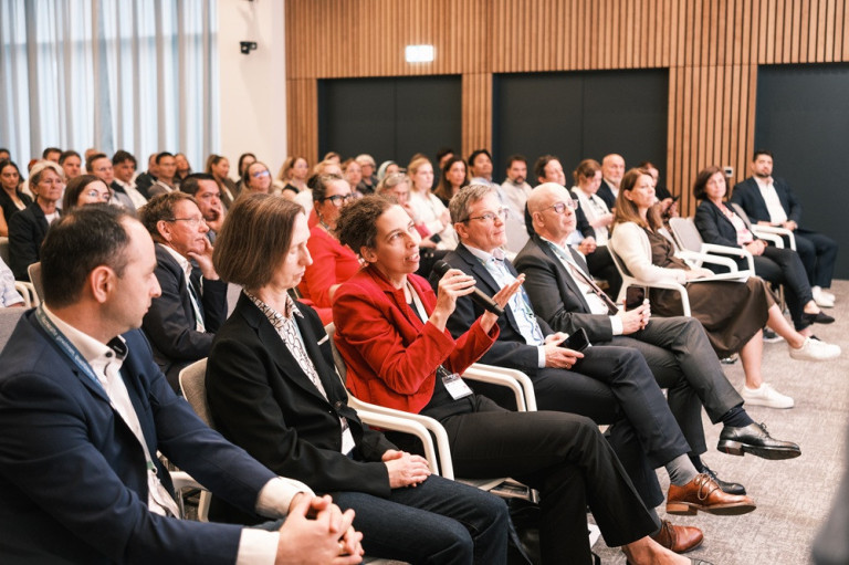 IHK-Fachkräftekonferenz 2026: Teilnehmer diskutieren Fachkräftemangel Publikum bei der IHK-Fachkräftekonferenz am 08.09.2026, Teilnehmer stellt Frage im Plenum