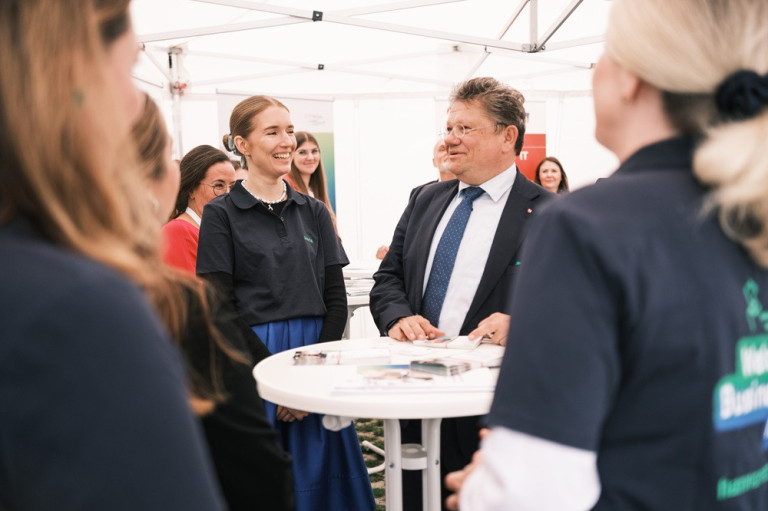 IHK Fachkräfte Veranstaltung am 08.09.2026 – Austausch und Networking Austausch von Fachkräften auf einer IHK-Veranstaltung am 08.09.2026, mehrere Personen im Gespräch an einem Stehtisch