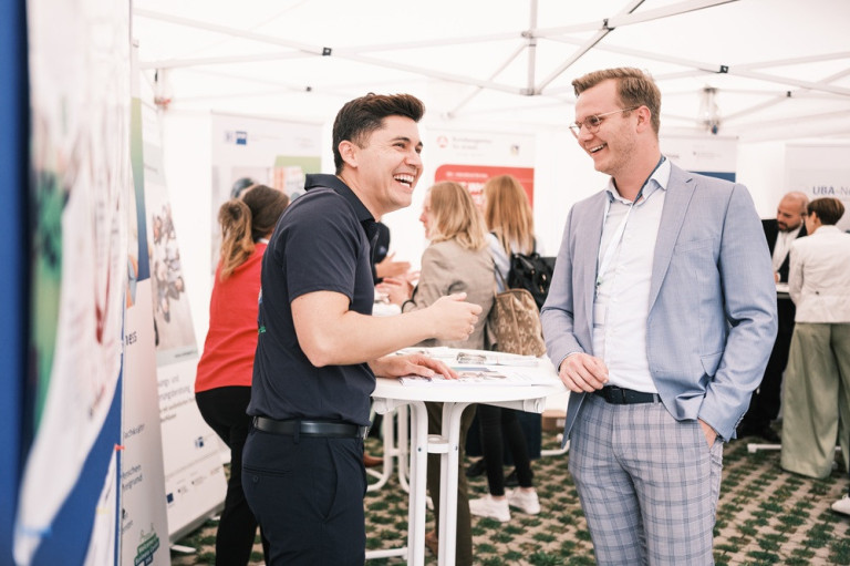 IHK Fachkräfte Messe 2026 – Austausch und Vernetzung am Stand IHK Fachkräfte Veranstaltung am 08.09.2026 – Gespräch zwischen Fachkräften an einem Messestand