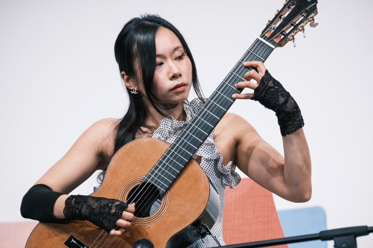 Musikerin bei der IHK-Fachkräfte-Veranstaltung 2026 spielt klassische Gitarre Musikerin spielt klassische Gitarre bei der IHK-Fachkräfte-Veranstaltung 2026