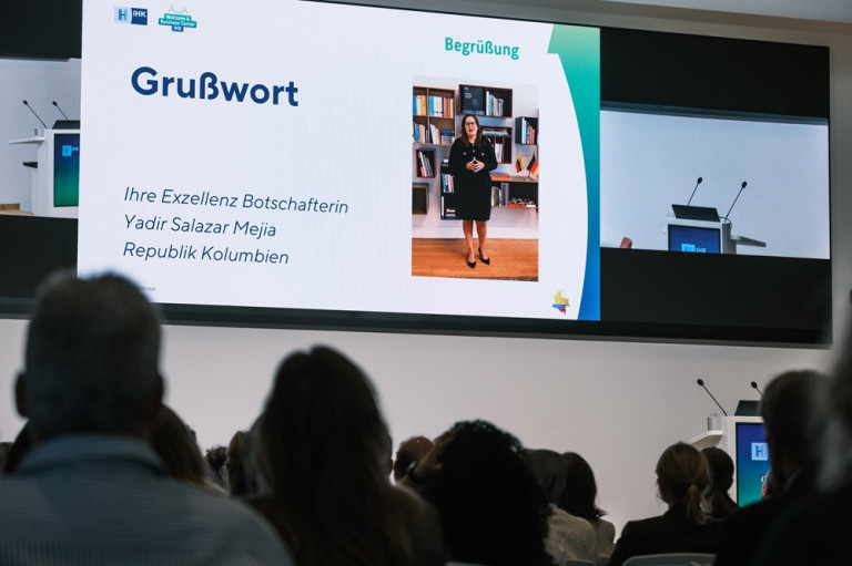 IHK-Fachkräfteveranstaltung 2026: Grußwort der Botschafterin Yadir Salazar Mejia aus Kolumbien Begrüßung bei der IHK-Fachkräfteveranstaltung 2026 mit Grußwort der kolumbianischen Botschafterin Yadir Salazar Mejia auf großer Leinwand