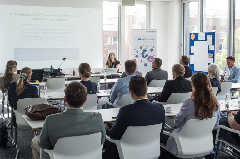 IHK Fachkräfte Event 2026 – Vortrag und Networking zur Gewinnung von Fachkräften IHK Fachkräfte Veranstaltung 2026 mit Vortrag und Teilnehmern im Konferenzraum
