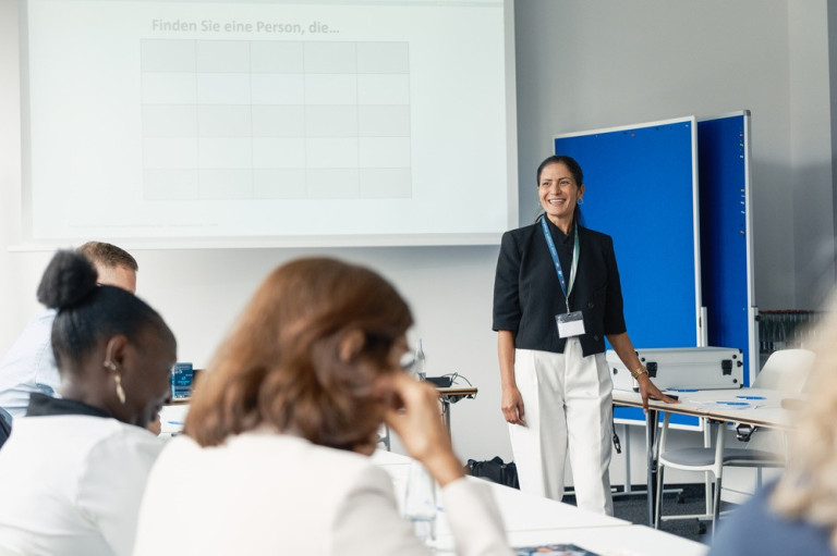 IHK Fachkräfte Seminar 2026 – Vortrag und Austausch im Seminarraum IHK Fachkräfte Seminar 2026 mit Vortragender vor Teilnehmern im Seminarraum