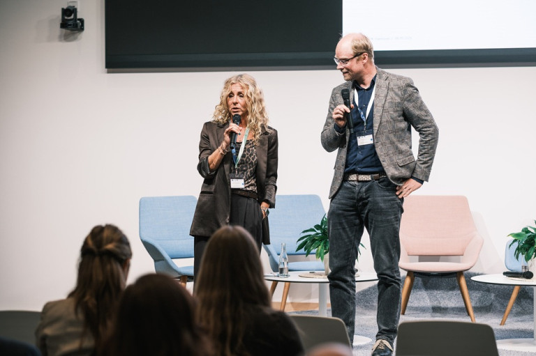 IHK Fachkräfte Veranstaltung 2026: Podiumsdiskussion mit Experten im September Podiumsdiskussion auf der IHK Fachkräfte Veranstaltung im September 2026 mit zwei Sprechern auf der Bühne