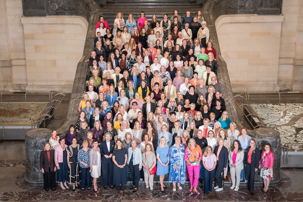 Gruppenfoto einer großen Personengruppe auf einer Treppe, Bildnachweis Christian Burkert