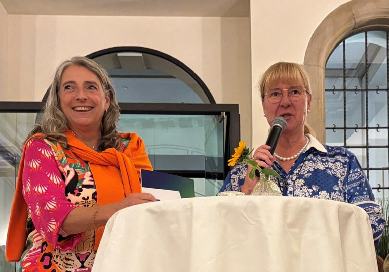 Eggert Schober und Barbara Dormer bei einer Veranstaltung am Rednerpult Eggert Schober und Barbara Dormer bei einer Veranstaltung am Rednerpult