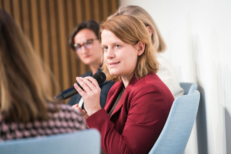 DIHK Business Women 2026: Burkert bei Podiumsdiskussion auf dem Event DIHK Business Women Event 2026 mit Burkert – Frau spricht ins Mikrofon bei Podiumsdiskussion
