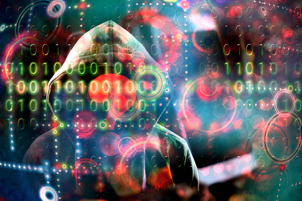 Geralt Cyber Hacker mit Kapuze und digitalem Binärcode-Hintergrund