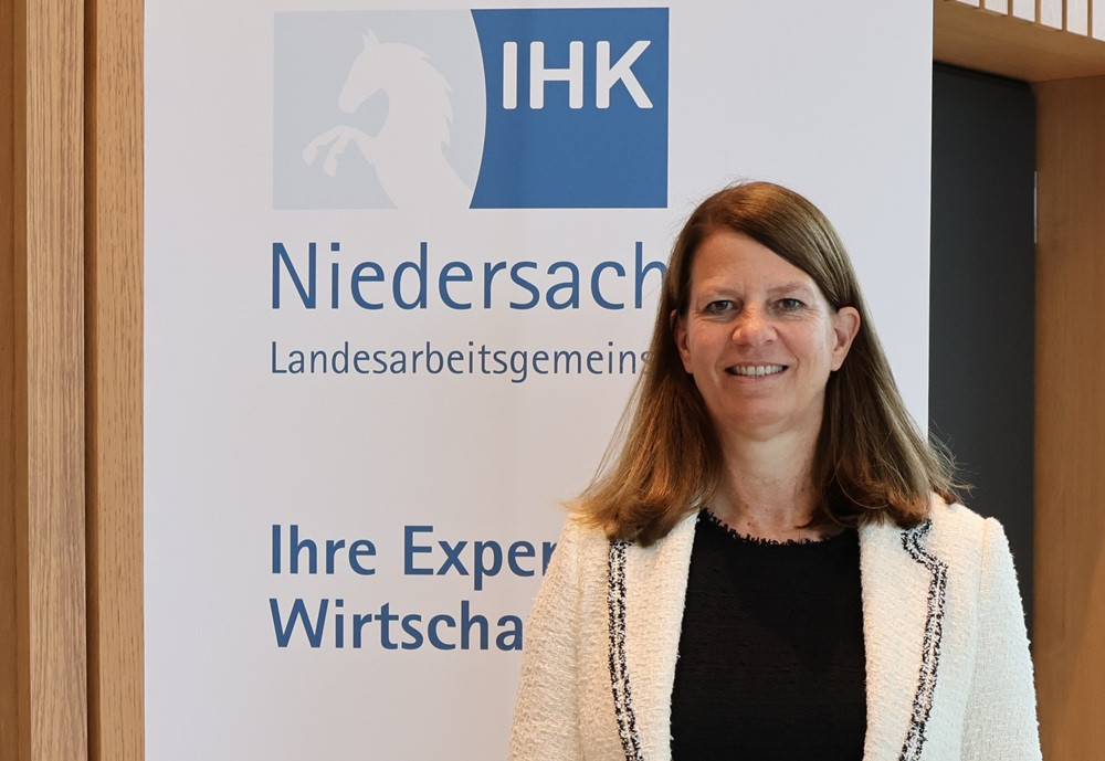 Frau vor IHK Niedersachsen Banner bei einer Veranstaltung der Landesarbeitsgemeinschaft