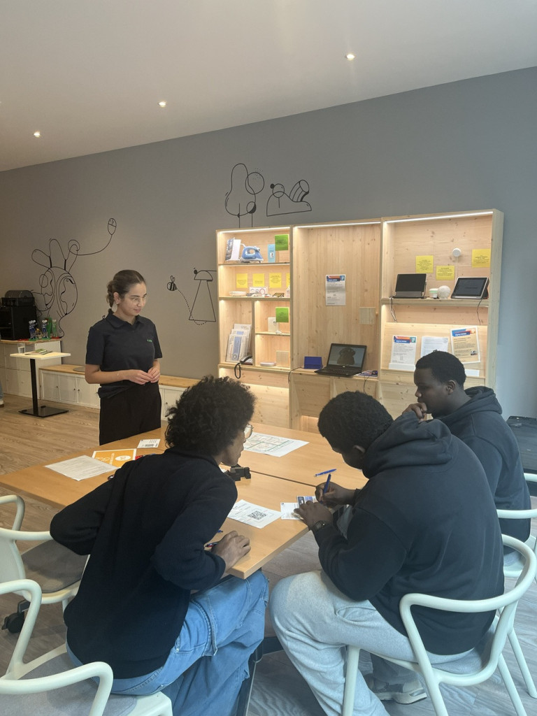 Future Skills Day Oktober 2026 – Workshop mit Teilnehmern und Dozentin Workshop beim Future Skills Day im Oktober 2026 mit jungen Teilnehmern und Dozentin