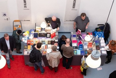 Messestand auf der Buchlust 2026 mit Besuchern und vielfältigen Büchern