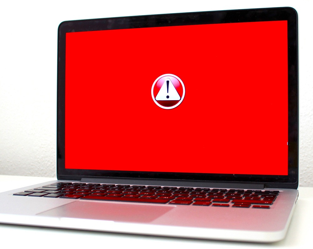 Laptop mit rotem Warnbildschirm und Ausrufezeichen – jackson-893-computer-4282377