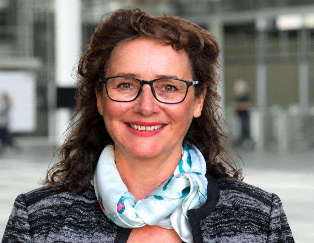 Porträt von Sheema Williams, HDI, mit Brille und Schal