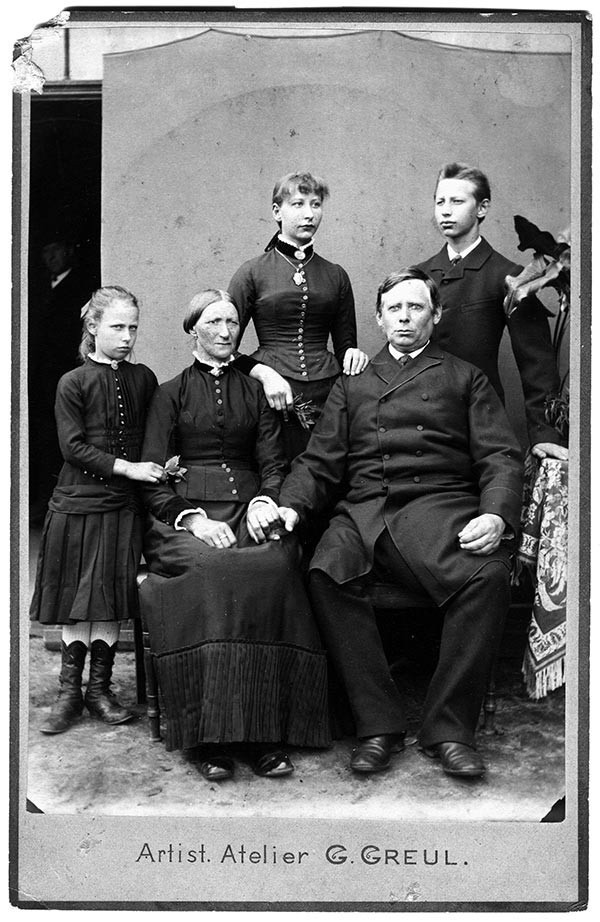 Wilhelm Welge und Familie – historisches Gruppenfoto als Portrait Historisches Familienfoto von Wilhelm Welge und Familie, Gruppenportrait in traditioneller Kleidung