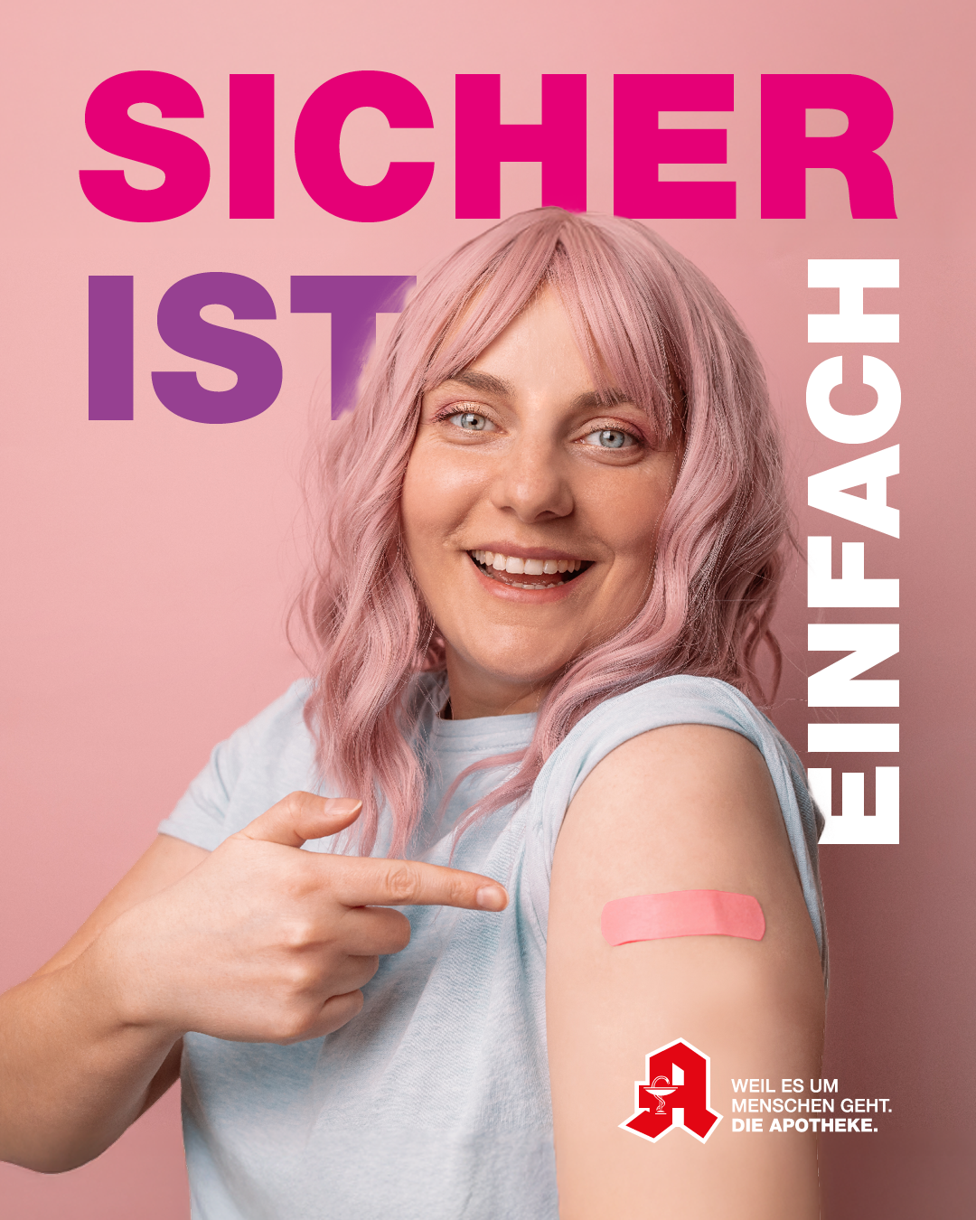 Frau mit rosa Haaren zeigt auf Pflaster am Oberarm nach Impfung, Text: Sicher ist einfach