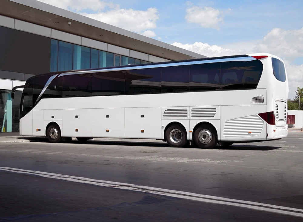 XXL Reisebus vor einem modernen Gebäude Großer Reisebus vor einem modernen Gebäude