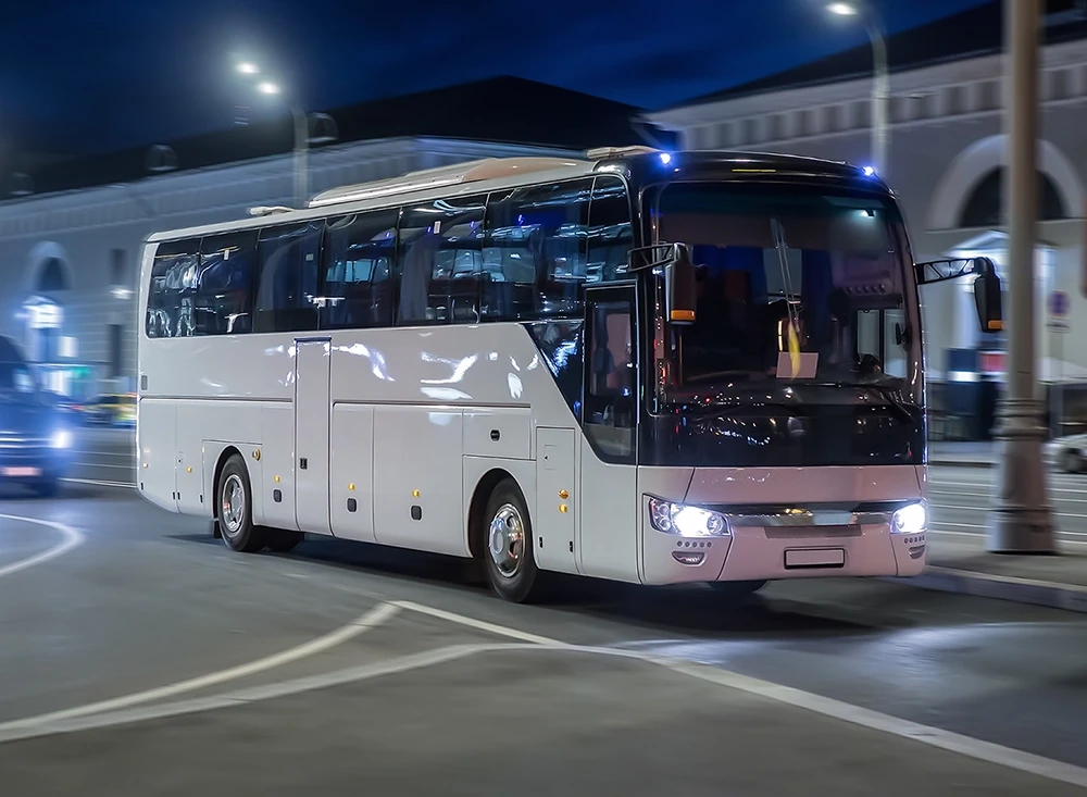 Reisebus bei Nacht unterwegs Reisebus bei Nacht auf der Straße