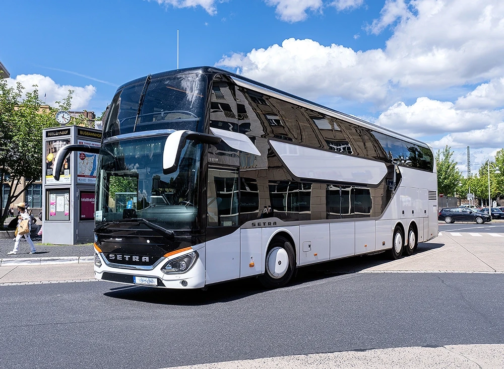 Setra Doppeldeckerbus auf der Straße Moderner Setra Doppeldeckerbus auf einer Straße