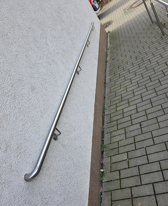 Edelstahl-Handlauf an einer Außenwand