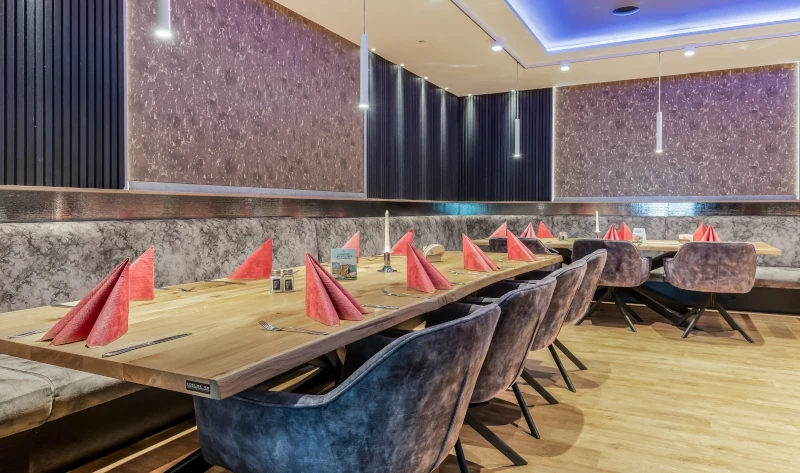 Logo von Starlight Bowling – stilvoll gedeckter Tisch im modernen Bowling-Restaurant