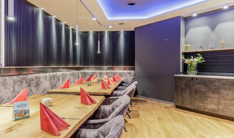 Modern eingerichtetes Restaurant mit stilvoll gedecktem Tisch und gemütlicher Atmosphäre