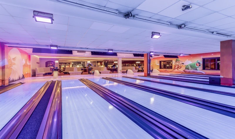 Bowlingbahn bei der DBV Liga 1 mit moderner Beleuchtung und Sitzbereichen
