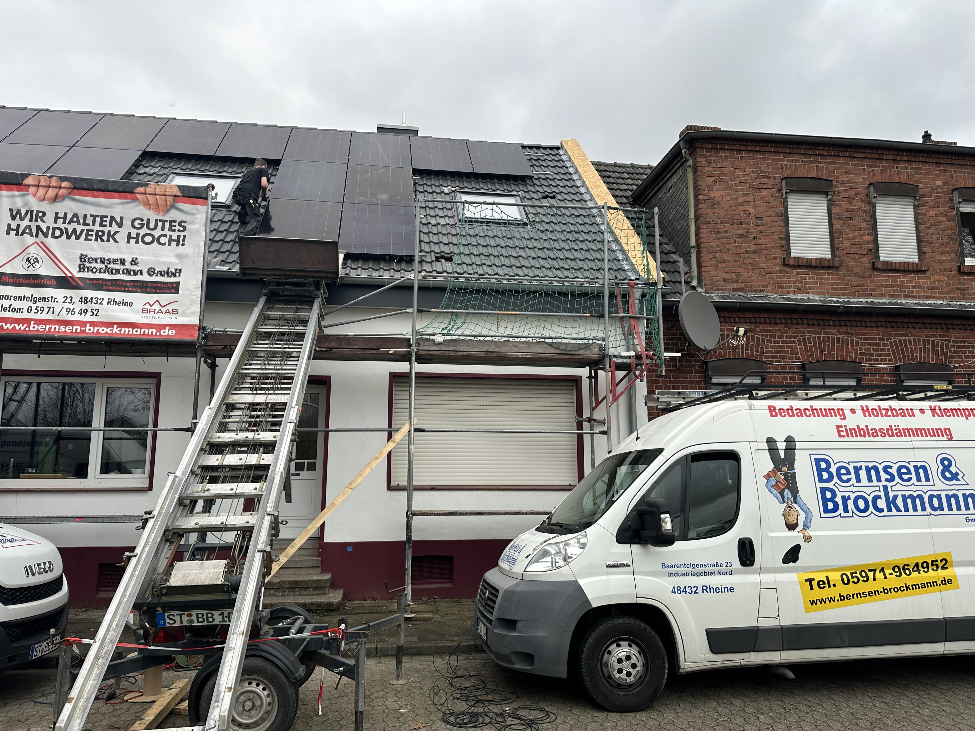 Montage von Solarpanels auf einem Hausdach in Rheine durch Bedachung Brömmann GmbH