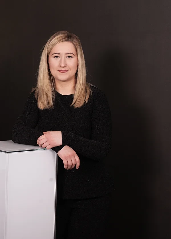 Portrait von Dani vor dunklem Hintergrund