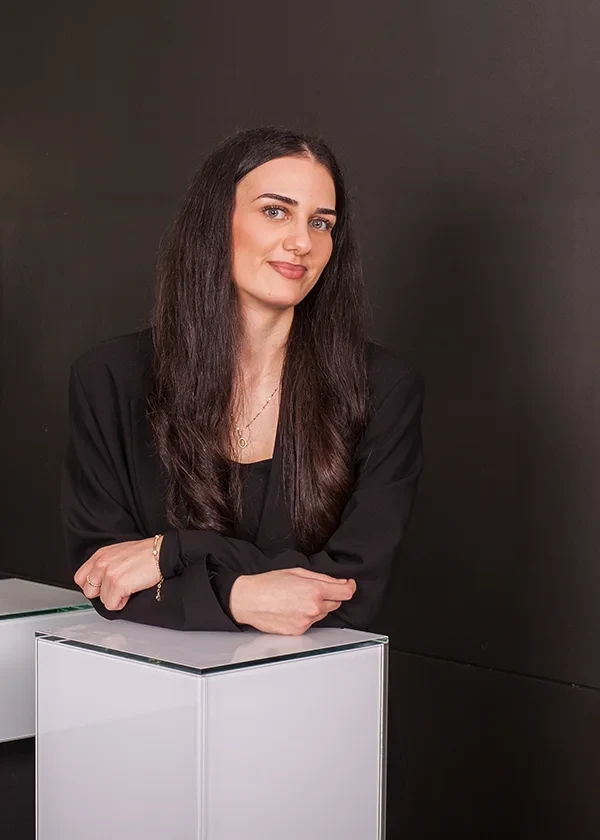 Porträt von Mirjam vor schwarzem Hintergrund