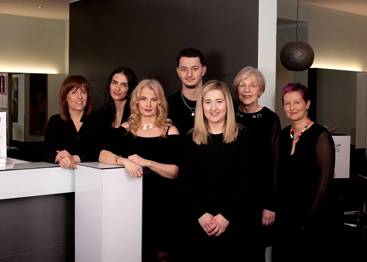 Team neu – aktuelles Gruppenfoto des Teams im Büro Neues Teamfoto einer Gruppe von sieben Personen in einem modernen Büro