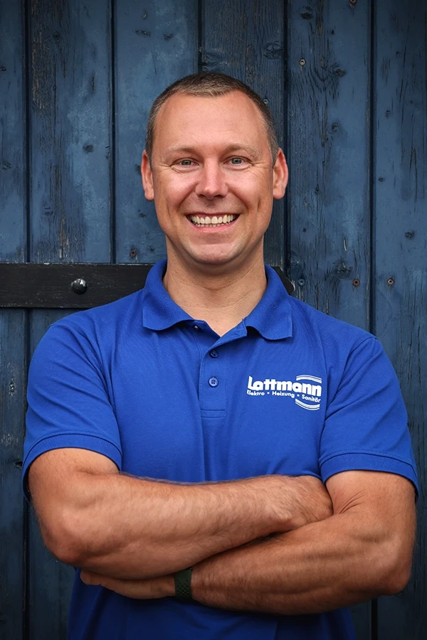 Jan Drescher in Lattmann-Uniform Jan Drescher in Lattmann-Uniform vor blauer Holzwand